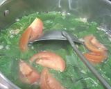 Foto langkah ke 2 dari resep Sayur Bening Bayam Tomat.