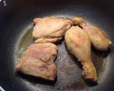 Foto del passaggio 1 della ricetta Cosce e sovracosce di pollo alla birra, e patate