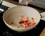 Foto langkah ke 5 dari resep Ayam Goreng Kailan Devina Hermawan.