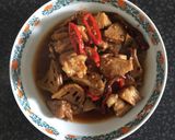 A picture of step 4 of Sweet spicy pork with lotus stem.