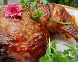 Hình bước làm 1 của món Cơm nhà có món gà và có nhiều hoa