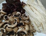 Foto langkah ke 2 dari resep Sup Segar 3 Jamur (enoki, merang, dan kuping).