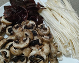 Foto langkah ke 2 dari resep Sup Segar 3 Jamur (enoki, merang, dan kuping).