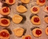 A picture of step 5 of Oat meal cookies with honey and mermelade.