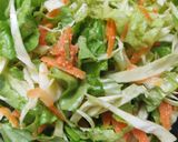 Foto del paso 3 de la receta: Ensalada de lechuga, repollo y zanahoria con aderezo 🥗