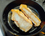 Foto langkah ke 3 dari resep Salmon steak with shoyu garlic sauce flavor.