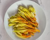 Foto del passaggio 3 della ricetta Calamarata di zucchine e stracciatella