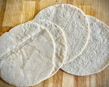 Foto del paso 3 de la receta: Ensalada templada de lentejas beluga con chips aromatizados de tortilla