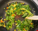 Hình bước làm 5 của món Cơm rang thập cẩm với lá cần tây (Fried rice with celery leaves)