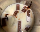 A picture of step 2 of Kitkat thandai Shake.
