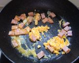 รูปขั้นตอนการทำที่ 4 ของ ข้าวผัดไข่ใส่แฮมไส้กรอกถั่วฝักยาว