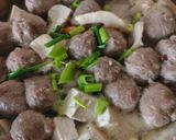 Foto langkah ke 5 dari resep Sop Bakso Tahu Jamur Wortel Berempah.