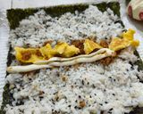 Foto langkah ke 2 dari resep Gimbab nori sat set sederhana isi abon telur keju.
