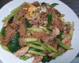 รูปขั้นตอนการทำที่ 3 ของ ผัดซีอิ้วเส้นหมี่ (หมูไก่ไข่)