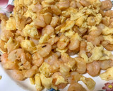 Foto del paso 3 de la receta: Revuelto de gambas con ajitos y tortilla