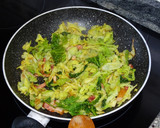 Foto del paso 3 de la receta: Col rehogada con ajo y bacon