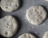 Foto del paso 3 de la receta: Pancitos de grasa con chicharrones😀
