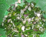 Foto langkah ke 1 dari resep Tumis Daun Kencur Teri Rawit Bumbu Sederhana.