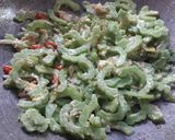 Foto langkah ke 2 dari resep Tumis Pare Telur.