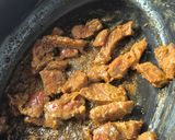 Une image de l'étape 2 de Nouilles sautées au boeuf et légumes à la sauce soja en cocotte.