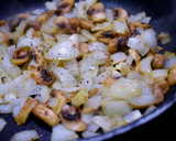 Foto del paso 4 de la receta: Revuelto de huevo con champiñones