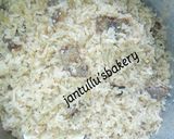 A picture of step 5 of Kilishi rice and green shredded beef.
