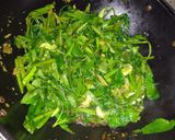 Foto langkah ke 4 dari resep Tumis kangkung + bunga kasturi.