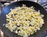 Une image de l'étape 5 de Pâtes d’Alsace aux légumes sautés, saucisses et emmental.