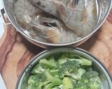 Foto langkah ke 1 dari resep Tumis Udang Brokoli Berkuah.
