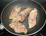 Foto del paso 2 de la receta: Chuletas de pavo al ajillo