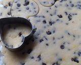 Foto del paso 2 de la receta: Cookies  De Masa Con Aceite Y Chips De Chocolate