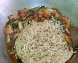 Foto langkah ke 5 dari resep Mie Goreng Tumis.