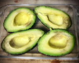 Foto del paso 1 de la receta: Aguacate al horno relleno de salmón y huevo