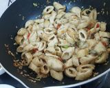 Hình bước làm 3 của món Mì căn xào sả ớt