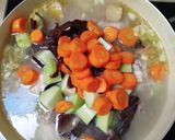Foto langkah ke 2 dari resep Sop Ayam Labu Wortel Jamur.