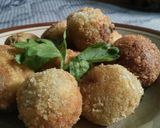 Foto langkah ke 5 dari resep Bola-bola kentang isi sosis keju yummy dan mudah (kroket).