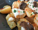 Foto del paso 6 de la receta: Patatas bravas con mayonesa picante y allioli de ajo negro