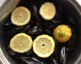 Foto del paso 3 de la receta: Cloxines al vapor (variedad valenciana de mejillón)