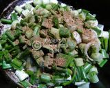 A picture of step 8 of Aloo matar gravy with Hari pyaz ki bhujiya.
