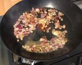 Une image de l'étape 6 de Tagliatelles de saucisses fumées aux carottes violettes et oignon rouge.