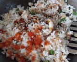 Foto langkah ke 5 dari resep Nasi Goreng Seafood.