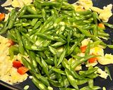 Foto langkah ke 3 dari resep Stir-Fry Scrambled Eggs Green Beans.