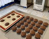 Foto langkah ke 5 dari resep Double Chocolate Chip Cookies.