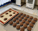 Foto langkah ke 5 dari resep Double Chocolate Chip Cookies.