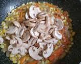 Foto langkah ke 6 dari resep Tumis Jamur Jagung.