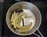 A picture of step 2 of Japanese spinach and aubergine curry rice gratin.