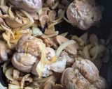 Une image de l'étape 2 de Paupiettes de poulet à la crème et aux champignons.