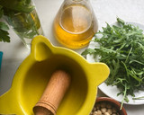 Foto del paso 1 de la receta: Pesto de rúcula y avellanas crudas