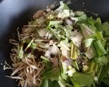 Foto langkah ke 3 dari resep Kweetiau goreng.