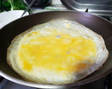Foto del paso 3 de la receta: Tortilla con espinacas, queso y pollo
